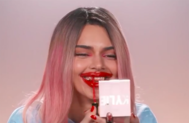 Kendall Jenner ha fatto l'impressione più selvaggia delle labbra sopralineate di Kylie Jenner