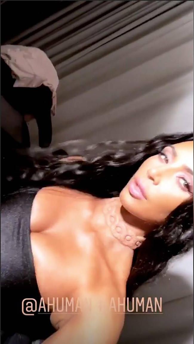 Novi nakit Kim Kardashian ugrađen joj je u kožu