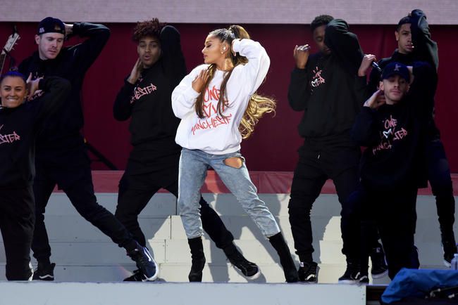 Ariana Grande 'Şaxta baba mənə söylə' ilə Spotify -da üstünlük təşkil edir