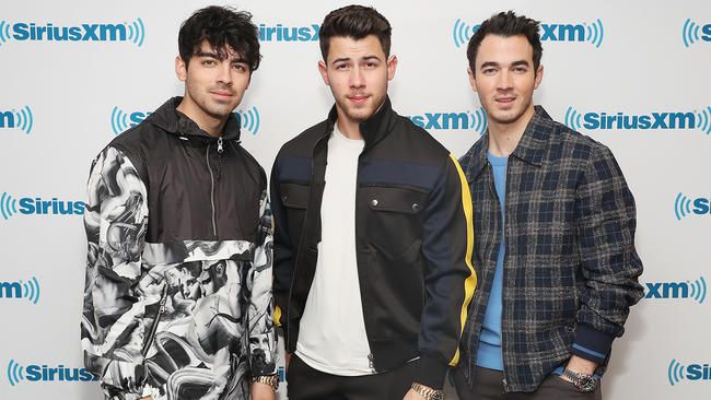 Los Jonas Brothers renovaron 'Año 3000' a 'Año 2019' en el Late Late Show de anoche