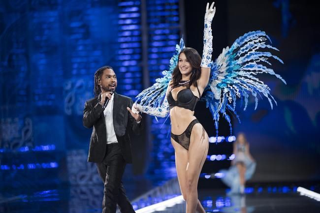 Гледайте как Мигел изпълнява „Ананасово небе“ пред Бела Хадид на модното ревю на Victoria's Secret 2017