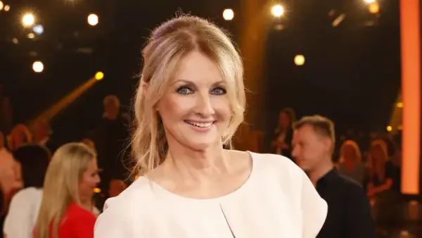 Frauke Ludowig beeindruckt im roten Badeanzug