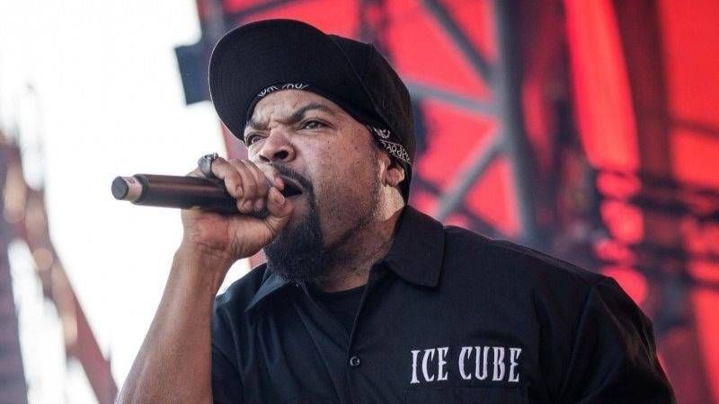 Ice Cube تعيد إحياء حملة 'Friday' المجانية ، مما يجعل Warner Bros. Public Enemy رقم 1