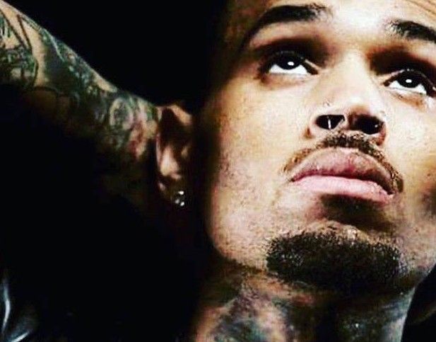 Chris Brown Disses Fans bezüglich der Preise für Kleidung der schwarzen Pyramide