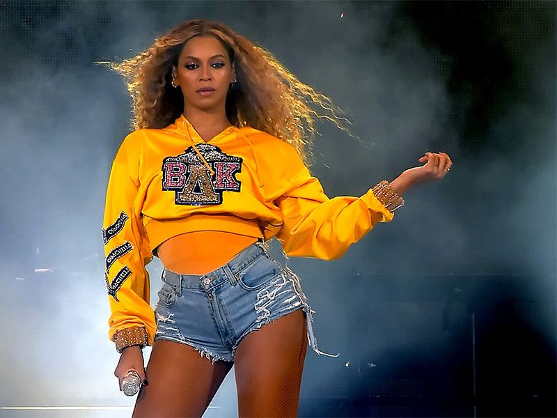 Hayır, Ariana Grande, Coachella İçin Beyonce Yaptığının İki Katını Almadı