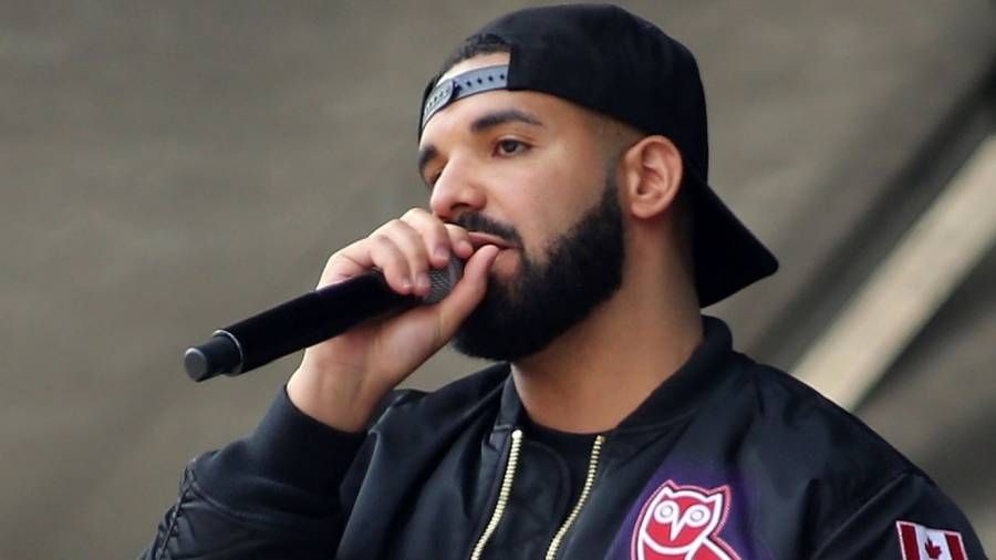 Drake's Celebrity Shrine Back Tattoo مرئي بالكامل في بربادوس