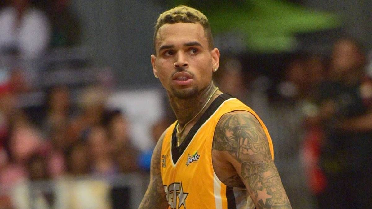 Chris Brown, Quavo'yu çağırdıqdan sonra Romeo Millerin üzərinə Basketboldan 'Duman' çıxartdı
