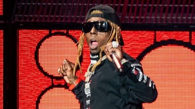 Lil Wayne представи с подарък за рожден ден от 400 000 долара от президента на Young Money Mack Maine
