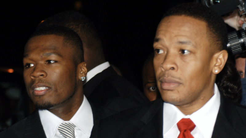 Dr. Dre trug ein G-Unit-T-Shirt auf dem berüchtigten „XXL“-Cover mit dem Spiel, um 50 Cent zu besänftigen