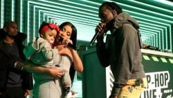   Дъщерята на Cardi B & Offset доказва, че музиката е част от семейството с изпълнение на пиано