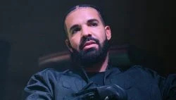   Drake maakt zich klaar voor het leven in Texas door te gaan winkelen in westerse kleding