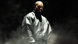   Ο Kanye West πιάστηκε να αναβοσβήνει κατά τη διάρκεια της πτήσης Economy με περίεργη στολή