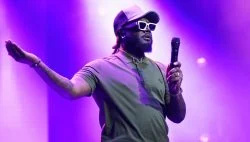   T-Pain tjekker Rowdy Crowd for at kaste genstande efter ham under optræden:'I Can Leave