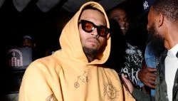   Chris Brown의 장애인 팬이 팬이 그녀에게 ,000의 Meet & Greet 구매를 환불했다는 소문을 폭로했습니다.