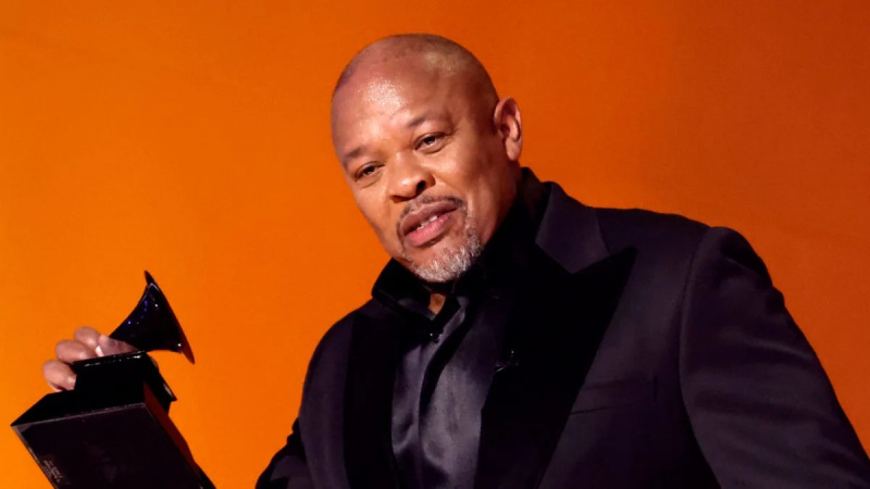 Dr. Dre nimmt den ersten Dr. Dre Global Impact Award bei den Grammys 2023 entgegen