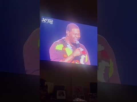   Youtube-video - Busta Rhymes fortæller Crowd at 'Put Them Devices Down' under Essence Festival Set