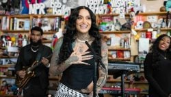   Kehlani taler imod besættelsen i Palæstina, Congo og mere under Tiny Desk Concert