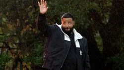   DJ Khaled klovas av fans efter att ha surfat under folkmassan'Big Noon Kickoff' Broadcast