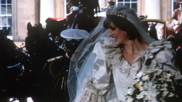 Lady Kitty Spencer: Ihr Hochzeitskleid erinnert an Lady Diana
