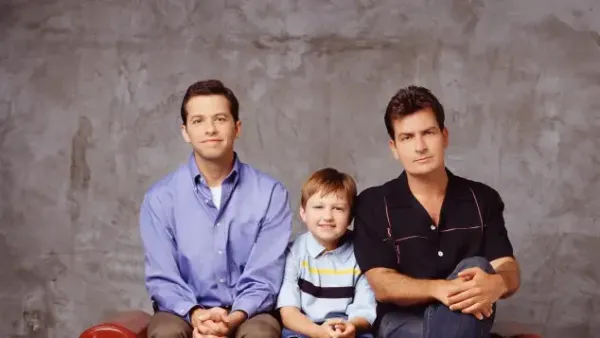 Jon Cryer, Angus T. Jones und Charlie Sheen