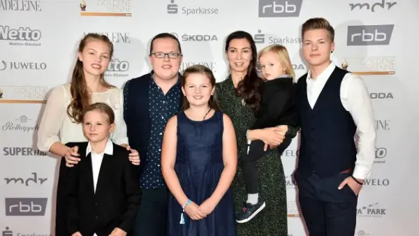 Angelo Kelly mit seiner Ehefrau Kira Harms Kelly und den Kindern Helen, Joseph, Mary Emma, William Emanuel und Gabiel Kelly 