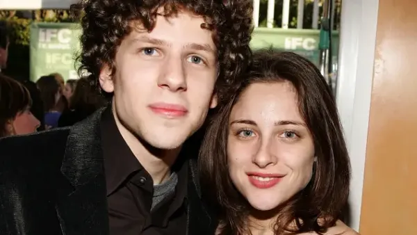 Jesse Eisenberg und Anna Strout