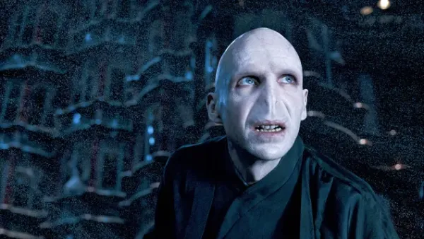 Ralph Fiennes als Lord Voldemort in Harry Potter