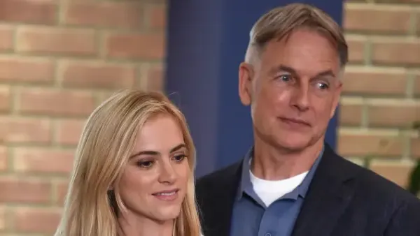 Emily Wickersham und Mark Harmon