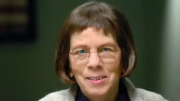 Linda Hunt 